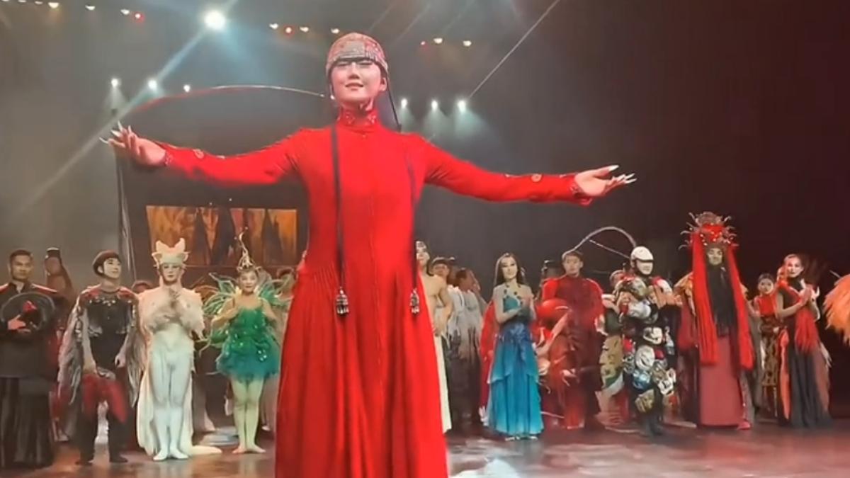 杨丽萍|杨丽萍被送花粉丝撞到，起身的样子惊到众人