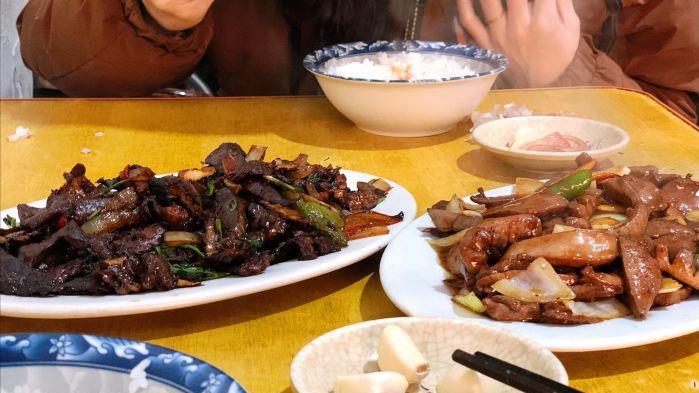 豆腐|东北女子请客吃饭，却被同事吐槽，菜端上来才发现小丑竟然是自己