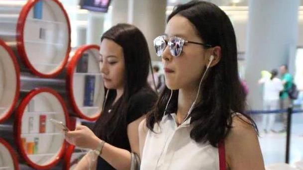 章泽天|章泽天夫妻聚餐，二人全程无交流像对父女，没当初那欣赏的眼神