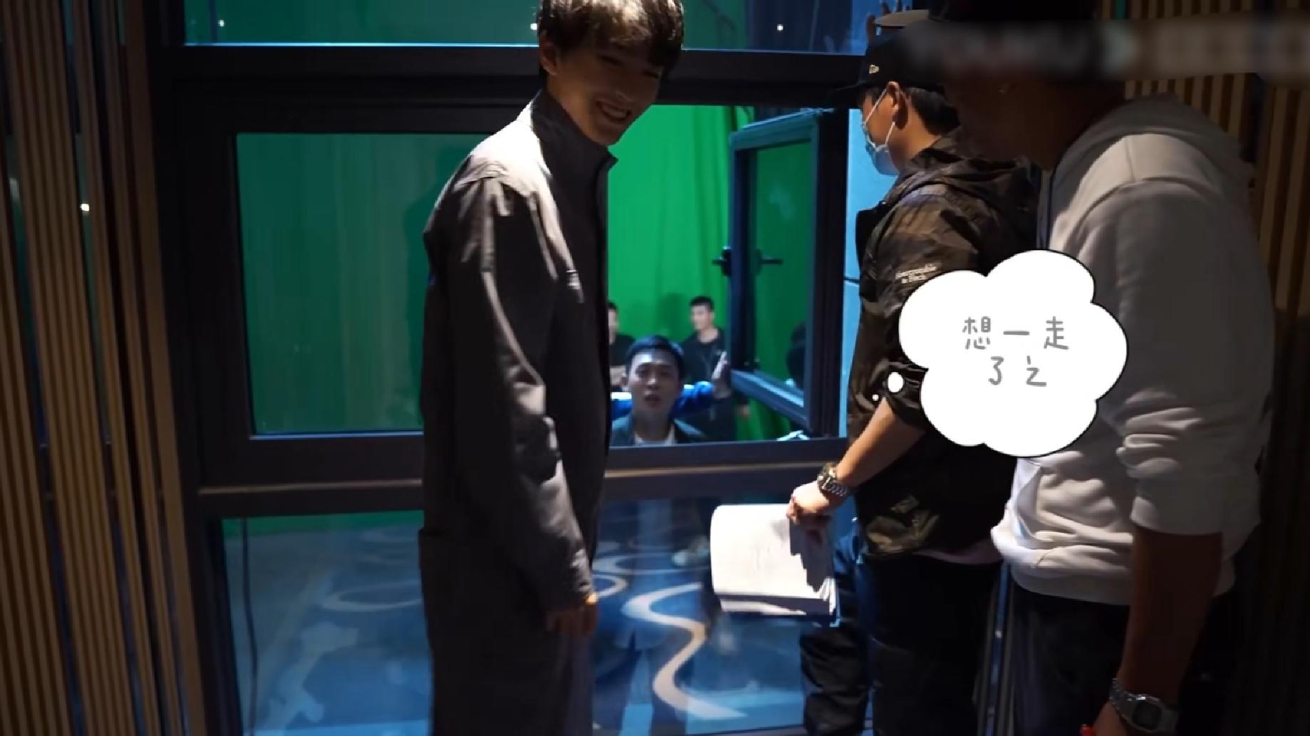 张译|《重生之门》片场超欢乐，张译老师还扒小凯裤子，眼神戏值得期待