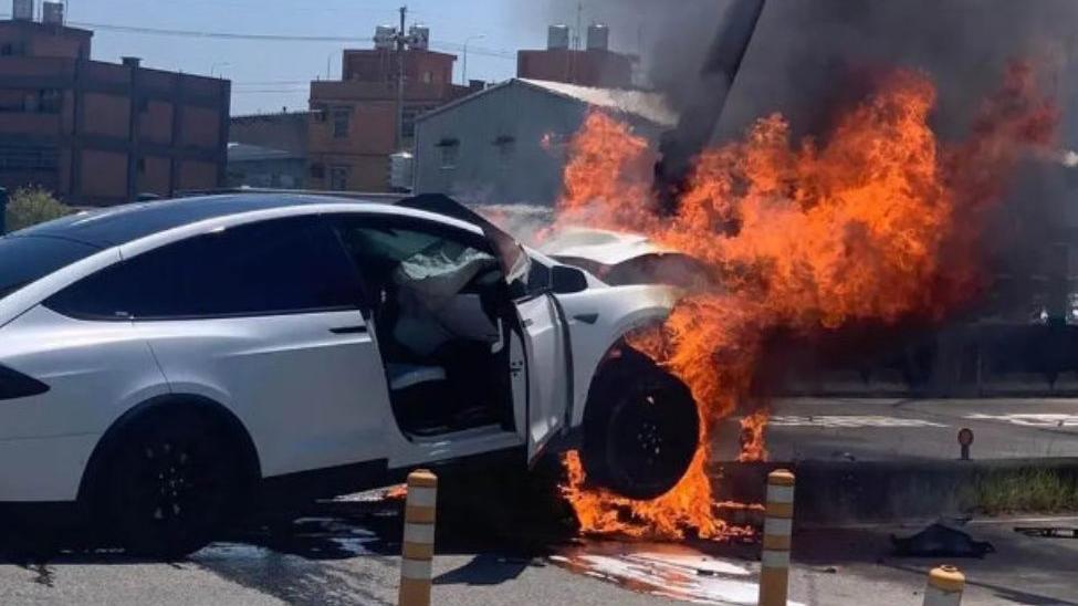 林志颖|林志颖父子发生车祸被群众救出后，车辆瞬间燃起大火，其多处受伤