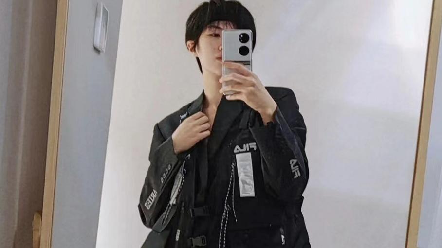 姚安娜|真瘦了好多！姚安娜晒自拍照，秀马甲线大长腿好抢眼，怼镜自拍细节获赞！