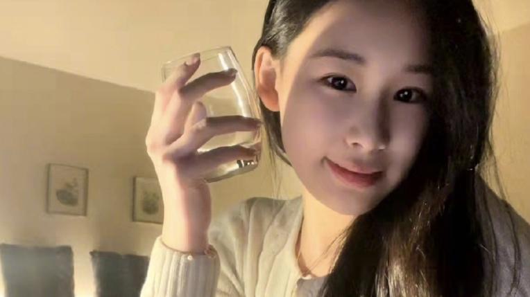 赵文卓|赵文卓晒庆生照，50岁依然精神矍铄满头乌发，获大女儿写信送祝福