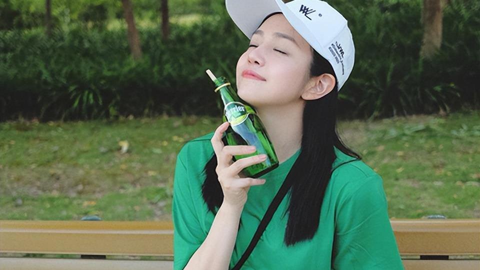 保湿 39岁陈妍希宣布复工晒照，穿短裙皮肤白皙状态佳，嘟嘴卖萌似少女