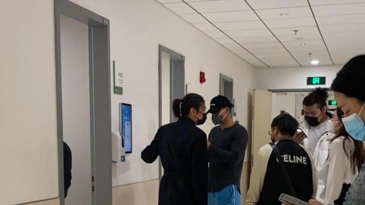 黄子韬|28岁男星深夜看急诊，驼背打针好憔悴，身边围着3个人满脸担忧