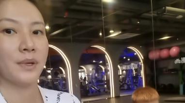 谢杏芳|林丹妻子谢杏芳带孩子健身，素颜出镜身材好，儿子全程运动很活泼