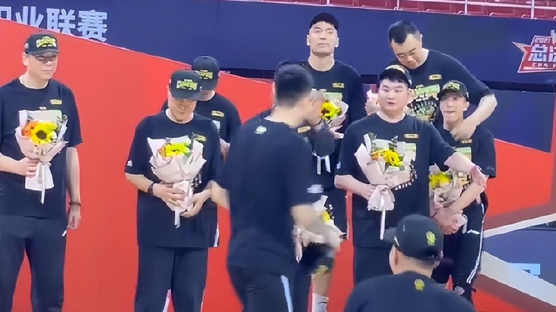 魔术师|郭艾伦心情不好，谁注意队内？杨鸣+大韩连续安慰，手机壳却亮了