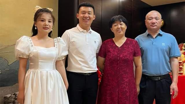 权力的游戏|恭喜！“辱母案”于欢官宣订婚，单膝跪地求婚，女友戴珍珠耳坠