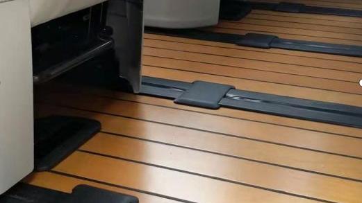 ?别克GL8商务车升级柚木地板是什么一种体验