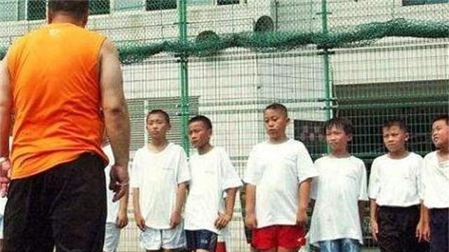 中国足球|6岁孩童被米卢教练看中，赞他是中国足球未来之星，今泯然众人矣