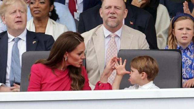 迪丽热巴|不是淑女，夏洛特不顾形象翻卡米拉手包，她帮凯特打开了心结