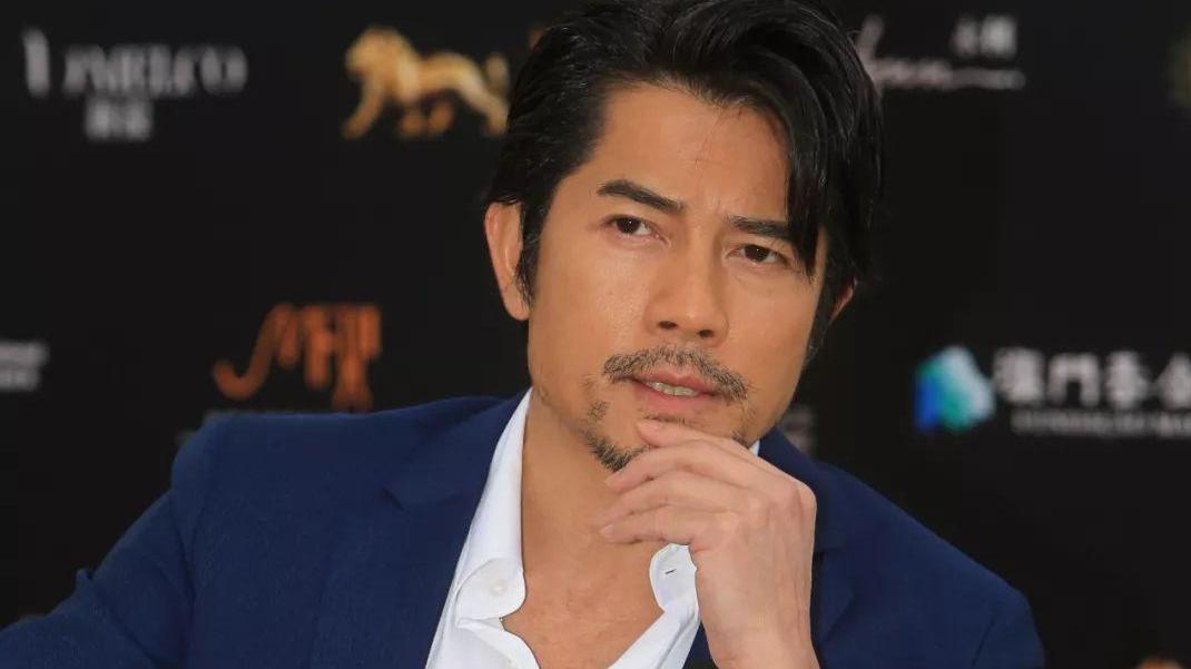 郭富城|街头偶遇郭富城，皮肤黝黑穿着邋遢，网友：有点像个流浪汉！