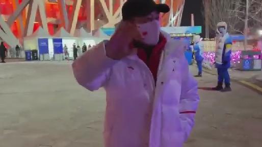 张艺谋|冬奥会圆满落下帷幕，张艺谋凌晨低调走出鸟巢，挥手告别被赞亲民