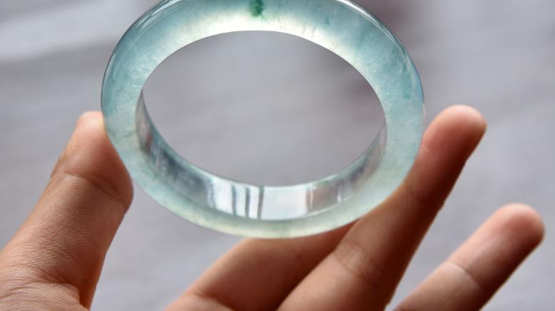 翡翠手镯|存在裂纹的翡翠手镯能不能买？这要看裂纹的程度，自己是否会在意