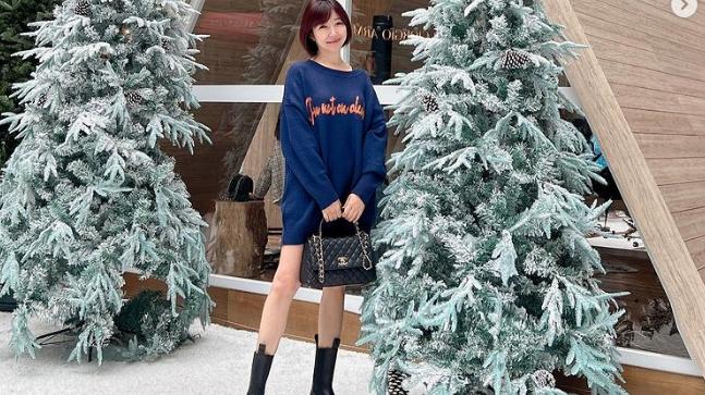 张家辉|49岁余皓然晒18岁嫩照！超强逆龄+逆天长腿