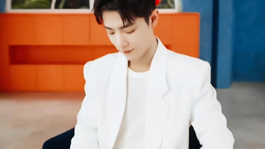 肖战|肖战广告大片出炉，高级感溢出屏幕，网友：还好没拿本书！