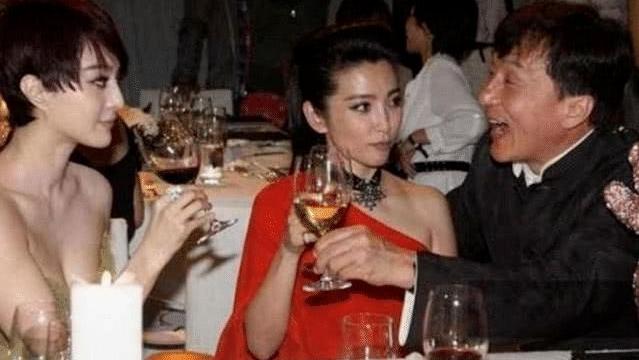 成龙|?成龙早年与双冰饮酒照曝光，在没有滤镜下，颜值高低一目了然