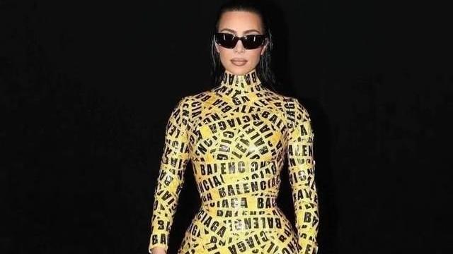 张凯丽|卡戴珊太会玩，用胶带当“衣服”真会博眼球，光是看着都勒得慌