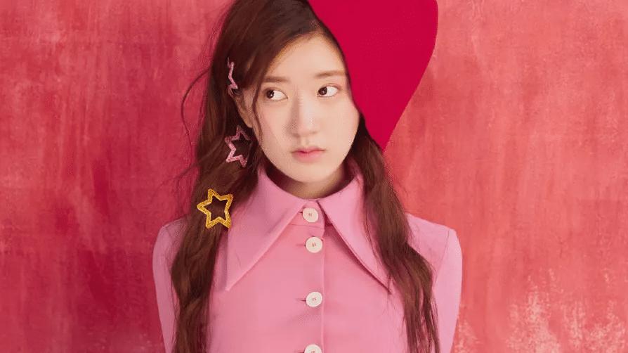 赵露思|尴尬！赵露思杂志未修图流出，五官扁平痘痘多，少女感全靠后期修