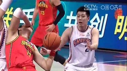 韩国队|与队友产生摩擦，贺希宁得分上双后离场，深圳男篮55-46上海队