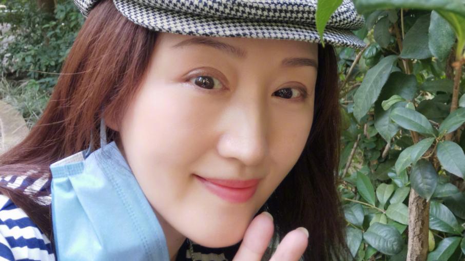 杨钰莹|50岁杨钰莹小区闲逛，晒九宫格自拍状态好，皮肤细腻不见皱纹