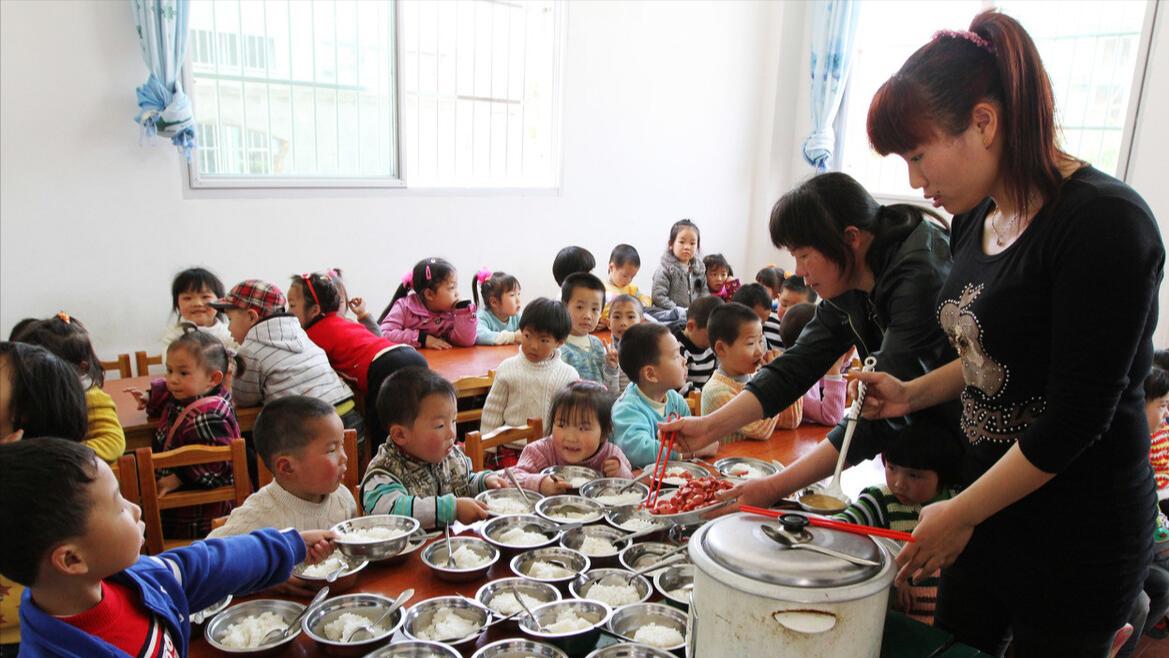 广东幼儿园老师发午餐照撤回，家长群沸腾了：这伙食也太差了吧？