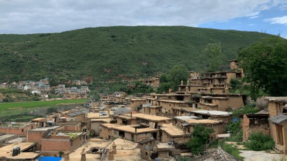 云南|一座神奇的村庄，1000间房子结为一体，远看就像“叠叠乐”