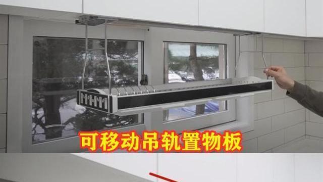 韩国厨房细节到位，吊柜下挂移动置物板，餐具洗好直接放上面沥水