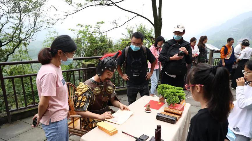 同庆祖国华诞氛围浓 青城山—都江堰景区精彩活动乐不停