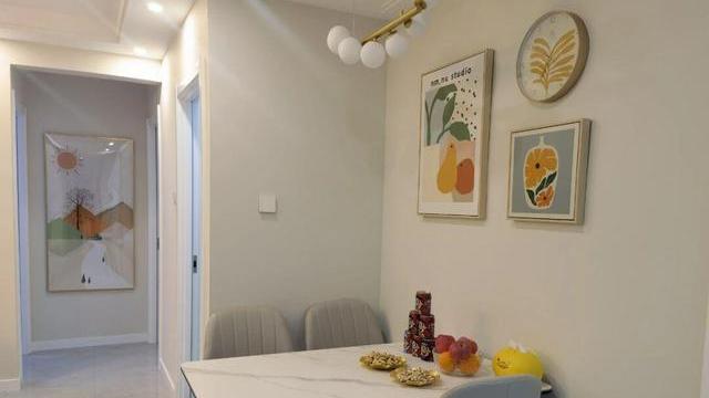 看她家刚入住的新房，全屋装修简单又舒适，很适合年轻人想要的家