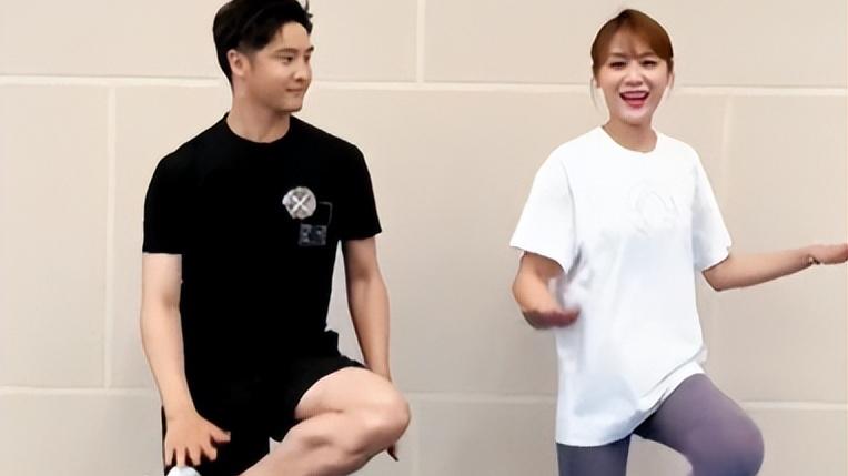 田亮|叶一茜田亮豪宅里秀恩爱！亲手喂糖显亲密，田亮把糖吐出不给面子