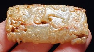 和田玉籽料|明 和田玉籽料 受沁 苍龙教子 玉珮 挂件把件