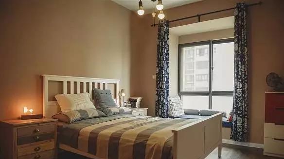 98平工业风二居室嫌纯白的墙面太单调，直接画地图