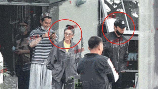 佟丽娅|佟丽娅陈思诚疑旧情复燃，两人亲密互动，女方不避嫌帮其整理衣服