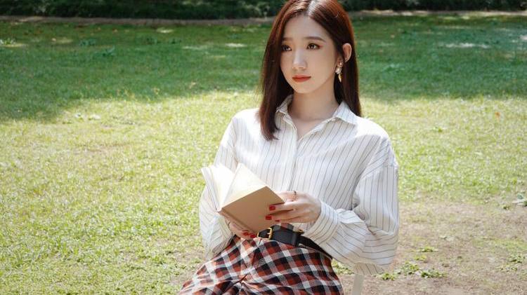 孟美岐|她在创造营里表现出彩，如今因恋情口碑下滑，新歌还被质疑抄袭