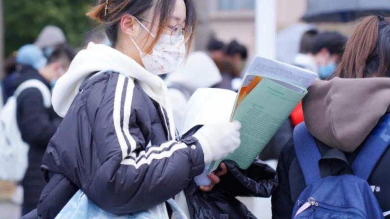 产品经理|求职也有“鄙视链”，专科女生不满求职被淘汰，晒简历却反遭嘲笑