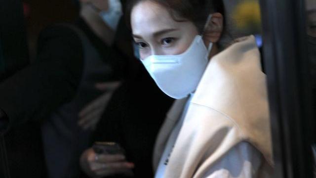 郑秀妍|郑秀妍参与《乘风破浪》的录制，遇上热情的粉丝，对粉丝一直甜笑