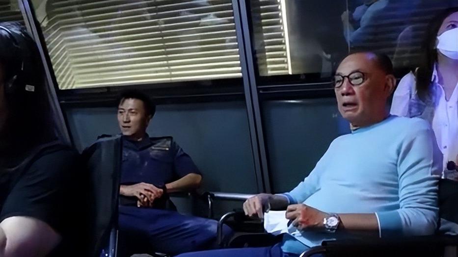 谢霆锋|谢霆锋现身街头拍戏，网友撞见他跟张柏芝