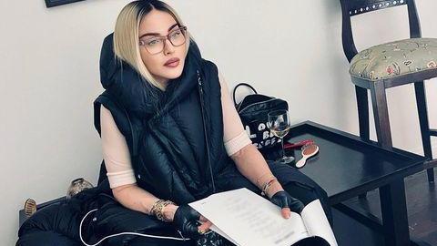 麦当娜|63岁麦当娜看剧本，骄傲展示“少女脸”，硬生生把自己修成了16岁