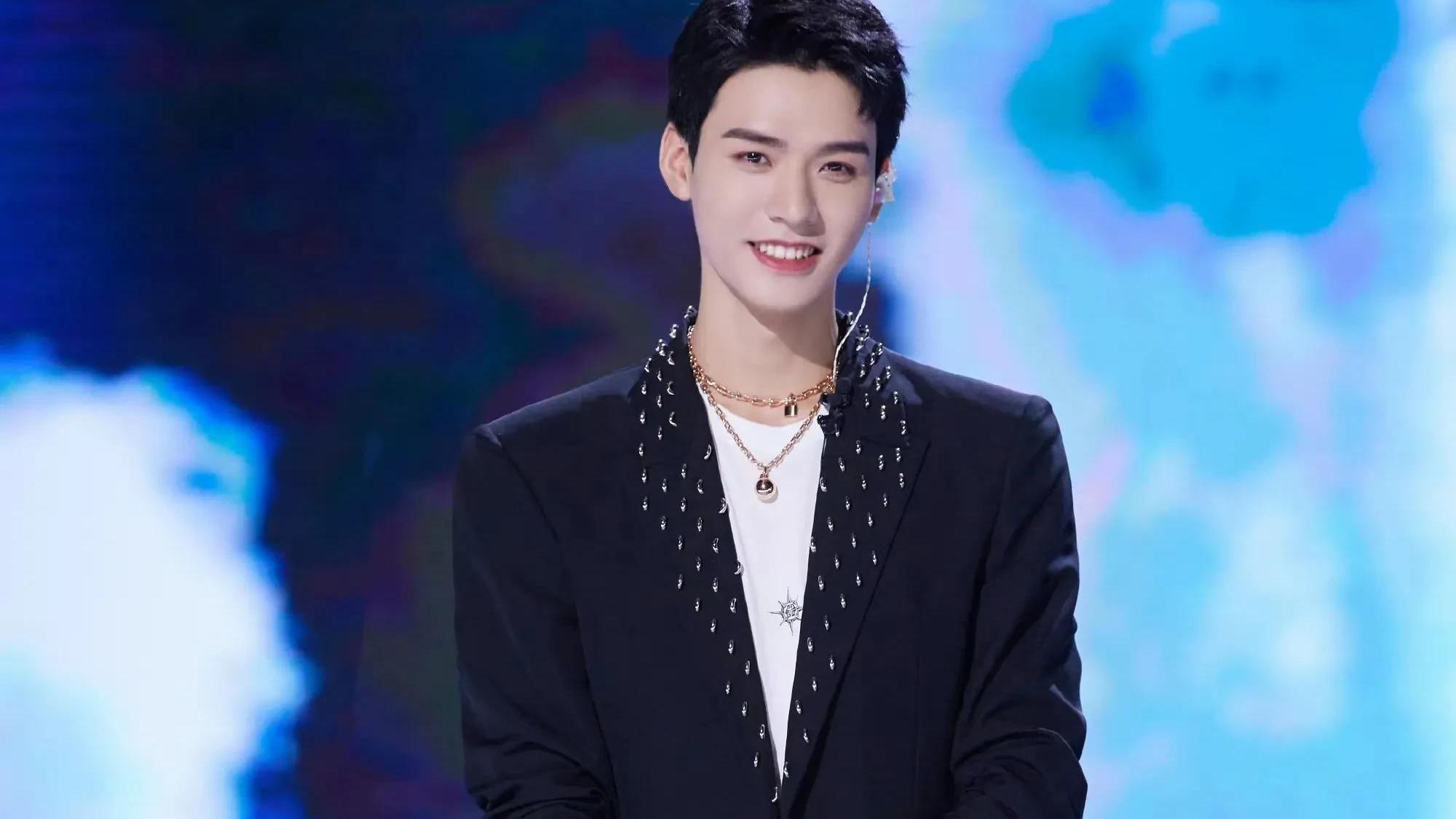 王一博|男明星穿皮裤只服这几位：王一博酷帅十足，龚俊张艺兴太惊艳