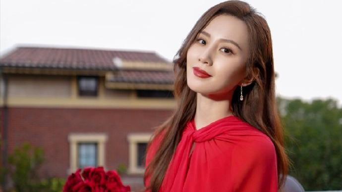 刘诗诗|刘诗诗穿红裙画红唇太美了，侧脸五官立体精致，长发披肩尽显优雅