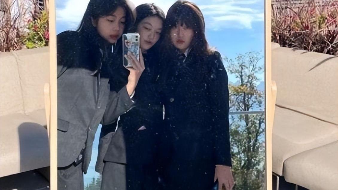 李嫣|李嫣霸气回应叛逆早熟，眼神凌厉表情不屑，摆摊义卖像不良少女