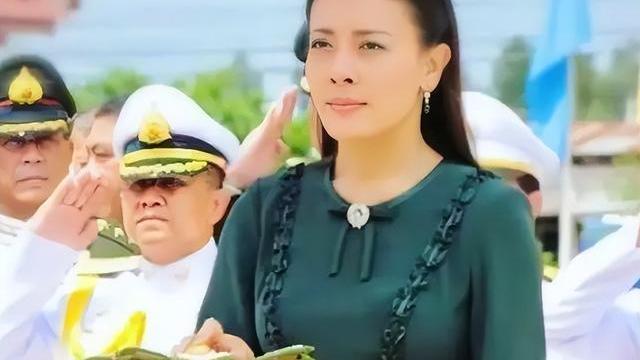 诗妮娜|37岁诗妮娜亮相例行海报，合影储妃提帮功，借助站位奠定复宠基础