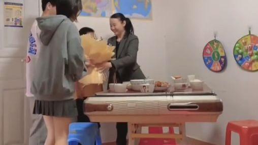 女生节|孙卓陪妈妈过女神节，亲自为其写贺卡，再次给妈妈送花好暖心