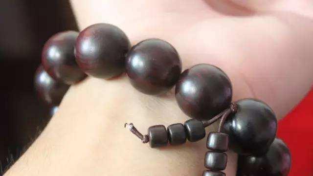 文玩|能把这四种木质手串盘玩包浆的，都是大神！