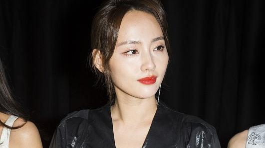 穿衣搭配|陈乔恩都中年了还一脸偶像气质，和张嘉倪同框，谁当了妈一目了然