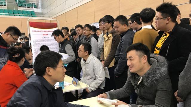 人才市场|“慢就业”成为流行趋势，人才市场出现荒凉景象，应届生都去哪了