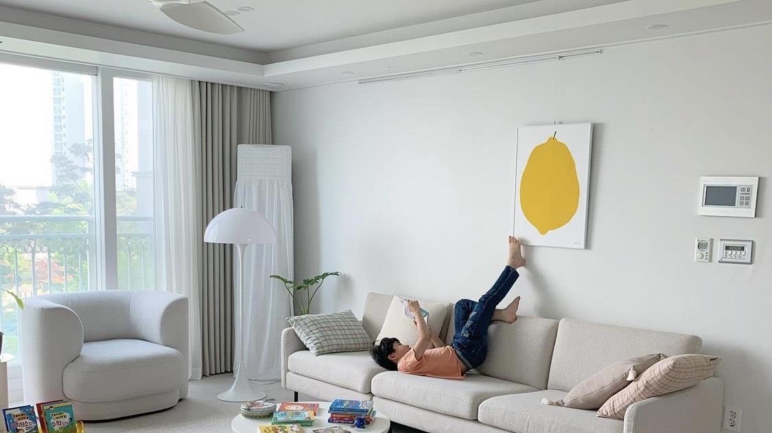 不囤积不瞎买，该扔就扔！奉行极简主义的她，把家收拾得一尘不染