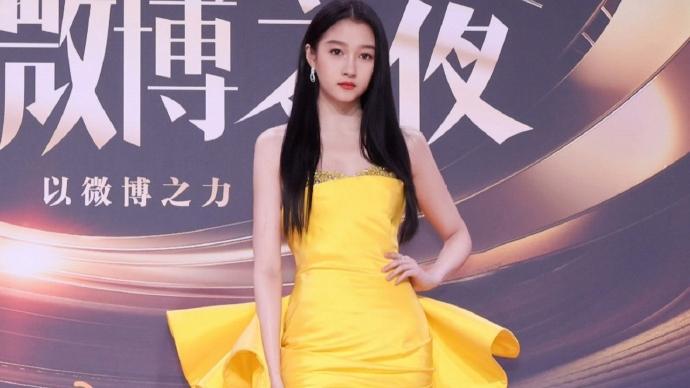 杨幂|关晓彤???一身黄色长裙美丽动人，大长腿格外吸睛，鹿晗眼光真的不错。