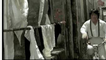 成龙|成龙的玩命十大瞬间，第一名打破吉尼斯记录，至今无人能模仿